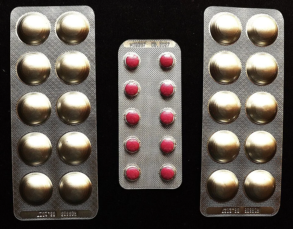 Pharmaceutical tablets in foil blister packs